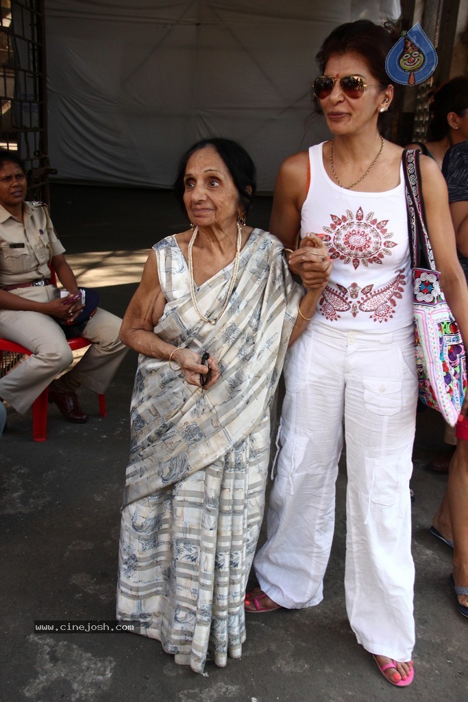 Bollywood Celebrities Cast Their Votes - 106 / 121 photos