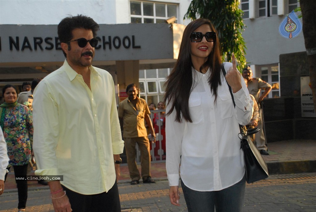 Bollywood Celebrities Cast Their Votes - 110 / 121 photos