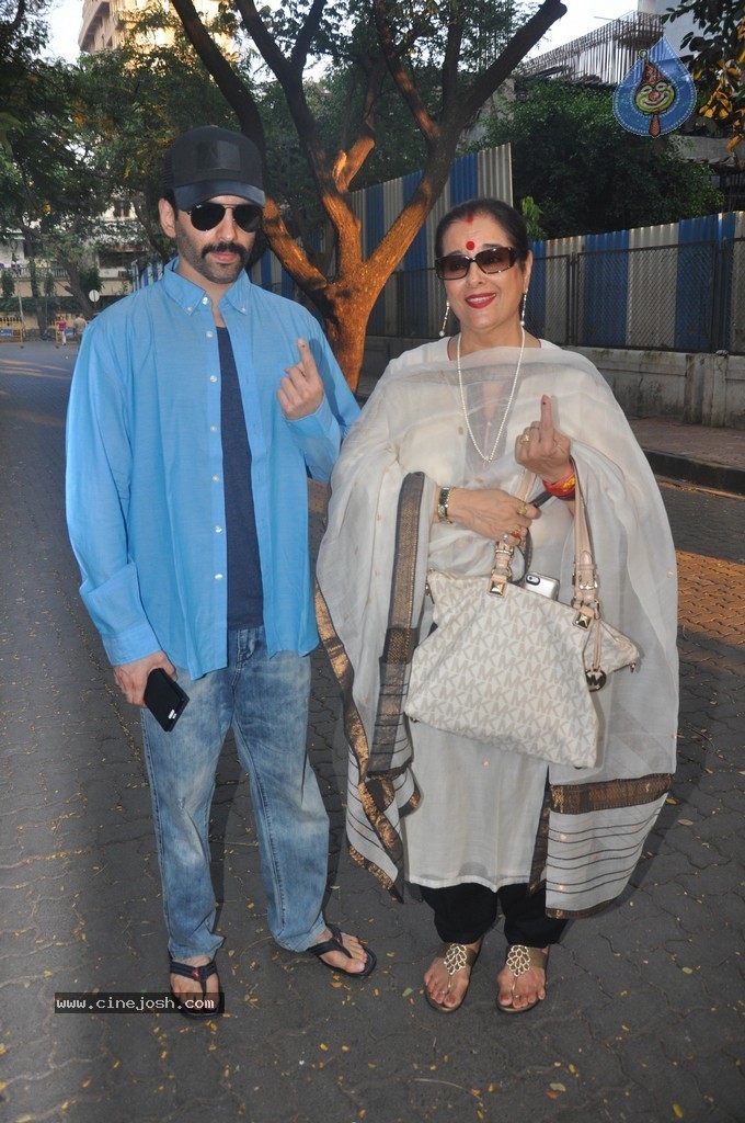 Bollywood Celebrities Cast Their Votes - 111 / 121 photos