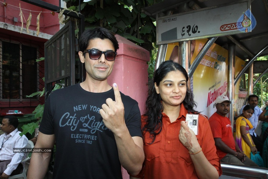 Bollywood Celebrities Cast Their Votes - 116 / 121 photos