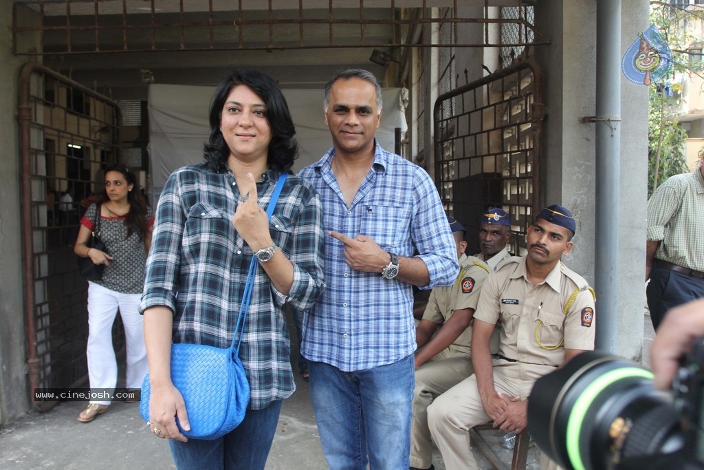 Bollywood Celebrities Cast Their Votes - 118 / 121 photos