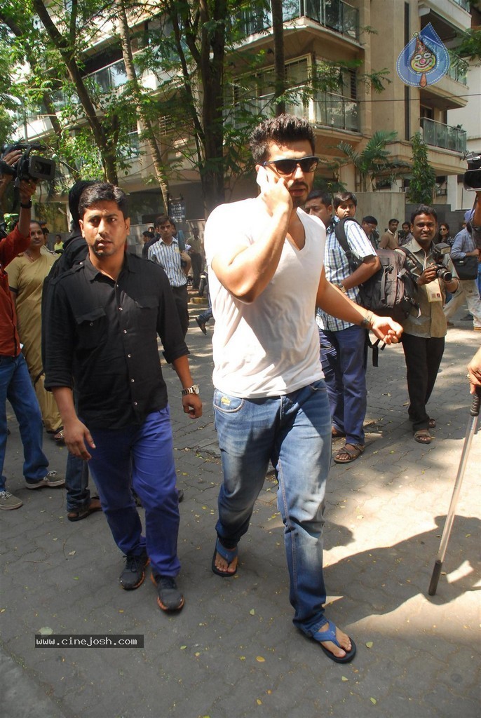 Bollywood Celebrities Cast Their Votes - 120 / 121 photos