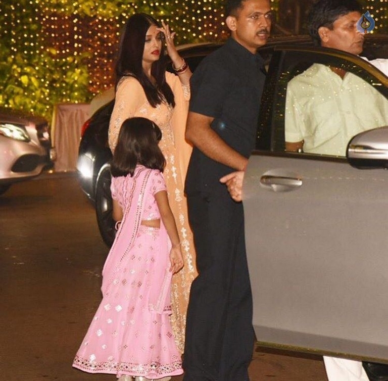 Bollywood Celebrities Celebrates Ganesh Chaturthi Photos - 19 / 53 photos