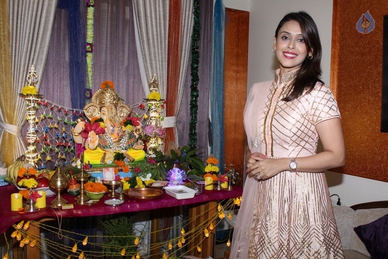 Bollywood Celebrities Celebrates Ganesh Chaturthi Photos - 21 / 53 photos
