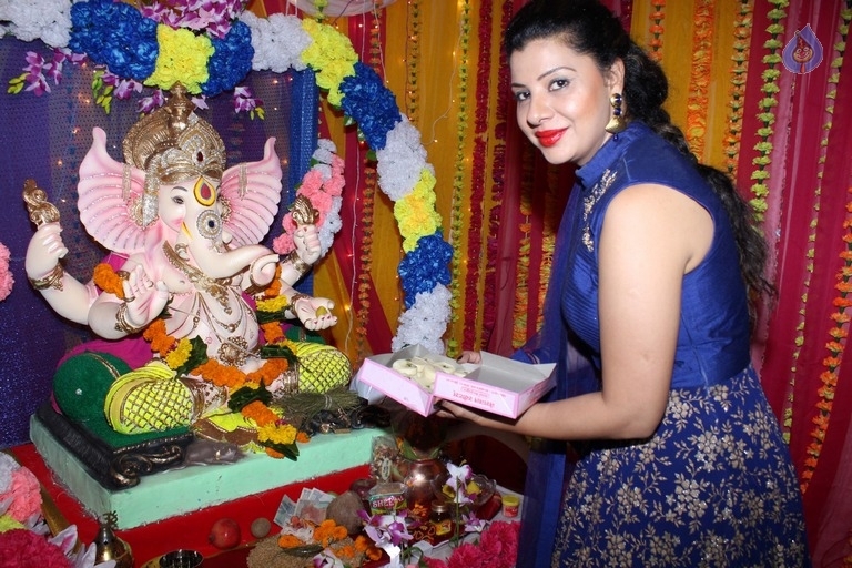 Bollywood Celebrities Celebrates Ganesh Chaturthi Photos - 51 / 53 photos