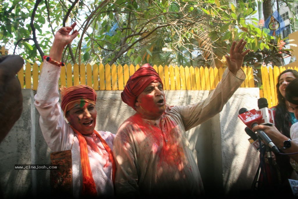 Bollywood Celebrities Celebrates Holi - 16 / 178 photos