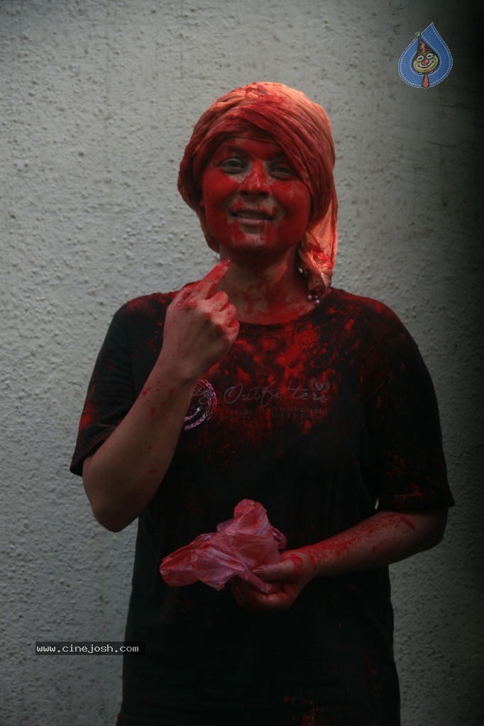 Bollywood Celebrities Celebrates Holi - 37 / 178 photos