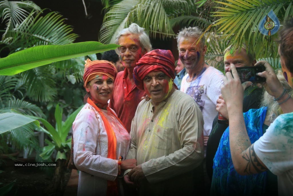 Bollywood Celebrities Celebrates Holi - 50 / 178 photos