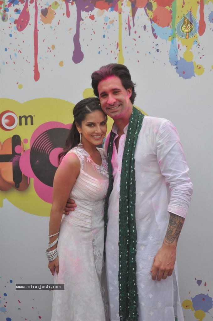 Bollywood Celebrities Celebrates Holi - 116 / 178 photos