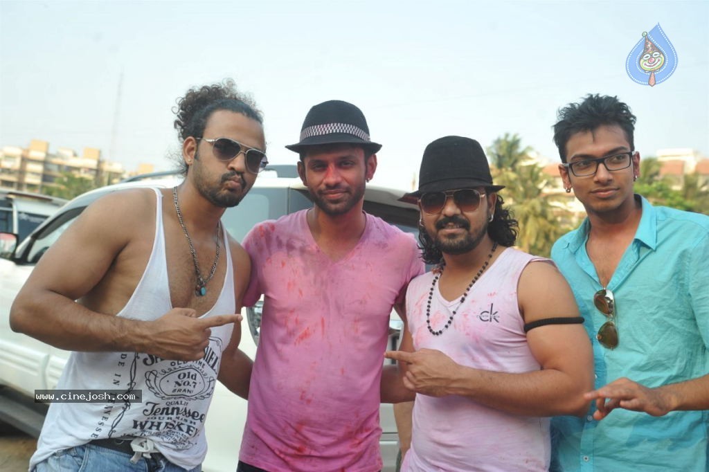 Bollywood Celebrities Celebrates Holi - 130 / 178 photos