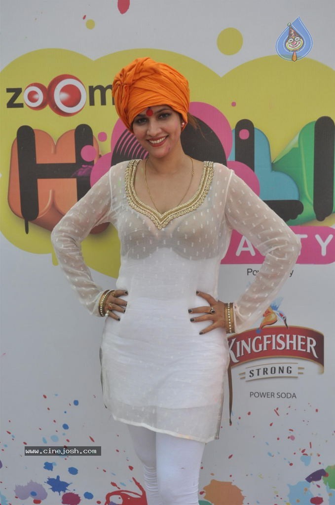 Bollywood Celebrities Celebrates Holi - 142 / 178 photos