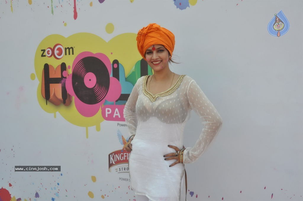 Bollywood Celebrities Celebrates Holi - 165 / 178 photos