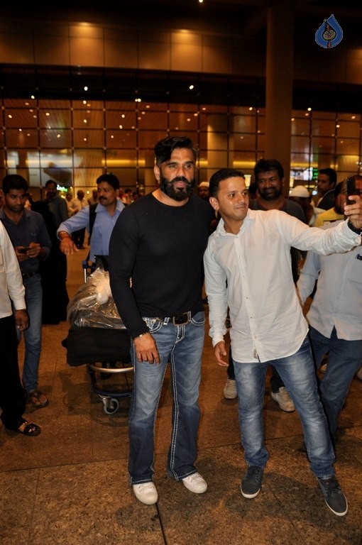 Bollywood Celebrities Spotted at Airport - 29 / 34 photos