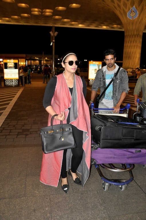 Bollywood Celebrities Spotted at Airport - 30 / 34 photos