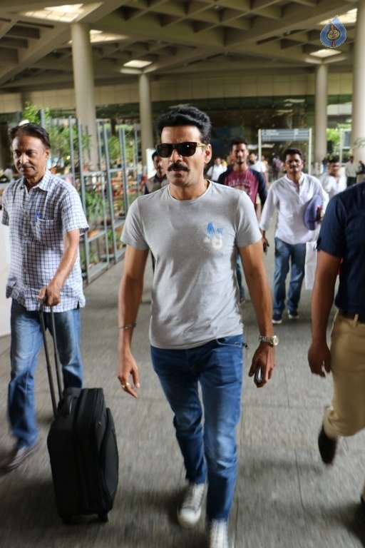 Bollywood Celebrities Spotted at Airport - 4 / 21 photos