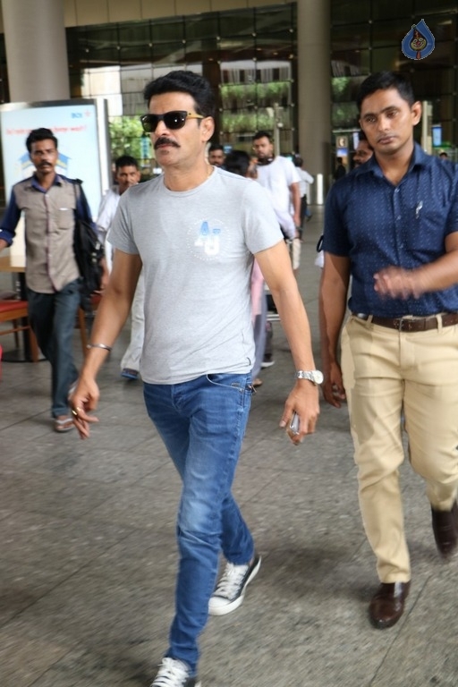Bollywood Celebrities Spotted at Airport - 10 / 21 photos