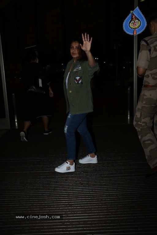 Bollywood Celebrities Spotted at Airport - 1 / 28 photos
