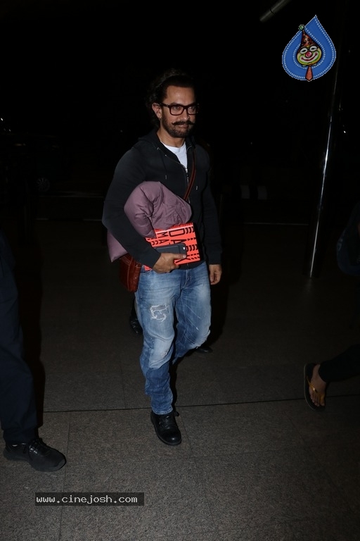 Bollywood Celebrities Spotted at Airport - 9 / 28 photos