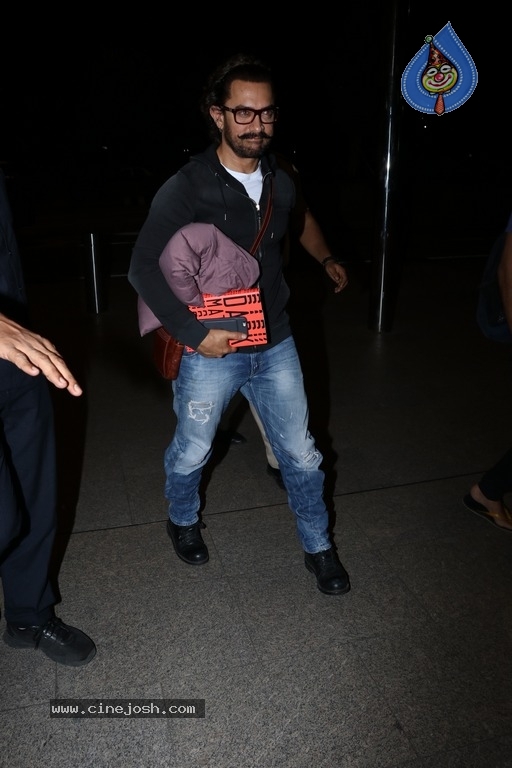 Bollywood Celebrities Spotted at Airport - 10 / 28 photos