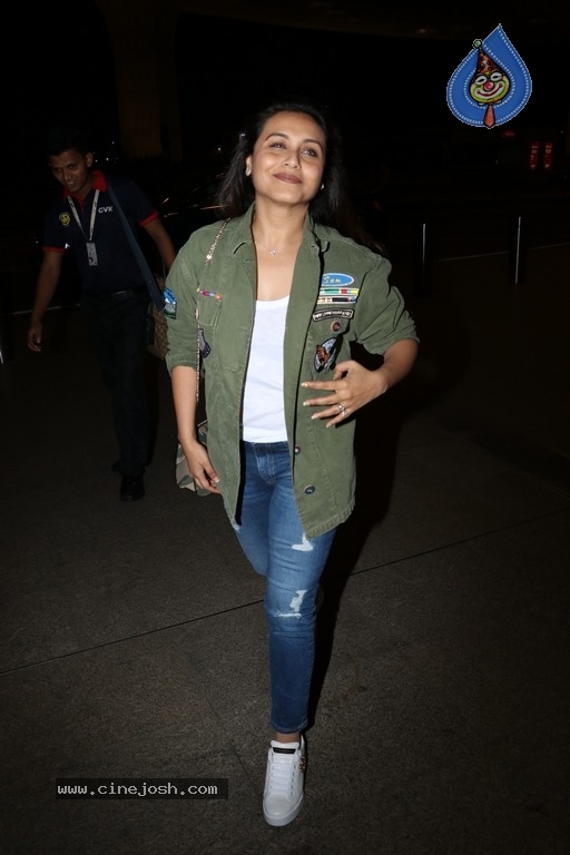 Bollywood Celebrities Spotted at Airport - 24 / 28 photos