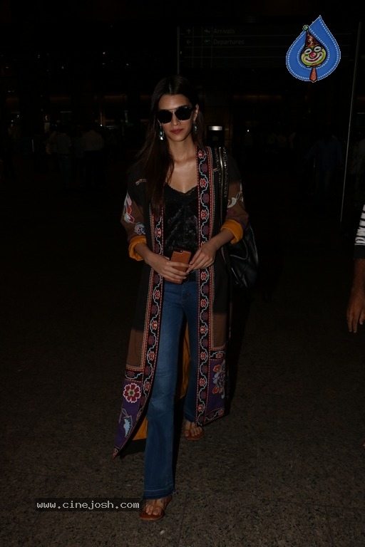 Bollywood Celebrities Spotted at Airport - 11 / 39 photos