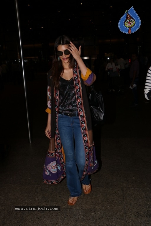 Bollywood Celebrities Spotted at Airport - 19 / 39 photos
