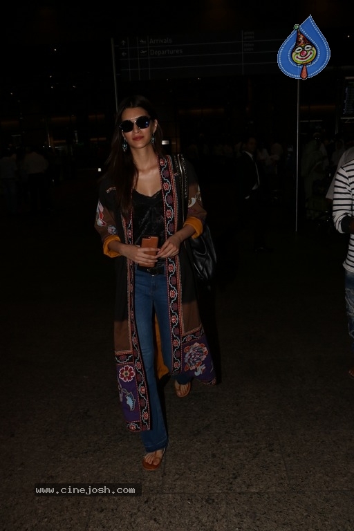 Bollywood Celebrities Spotted at Airport - 20 / 39 photos