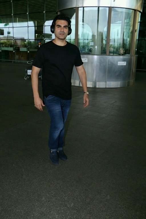 Bollywood Celebrities Spotted at Airport  - 3 / 9 photos