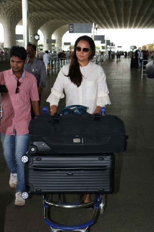 Bollywood Celebrities Spotted at Airport  - 8 / 9 photos