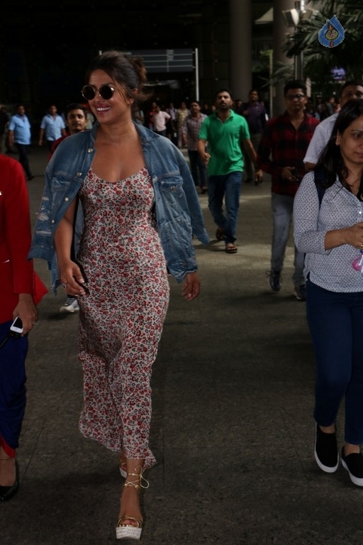 Bollywood Celebrities Spotted at Airport - 15 / 63 photos
