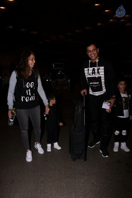 Bollywood Celebrities Spotted at Airport - 27 / 63 photos