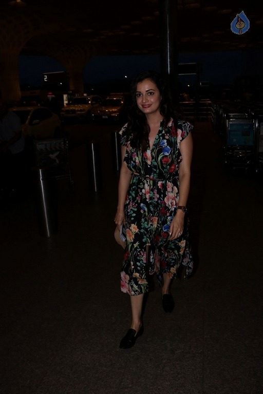 Bollywood Celebrities Spotted at Airport - 63 / 63 photos