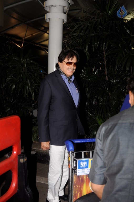 Bollywood Celebrities Spotted at Airport - 18 / 41 photos