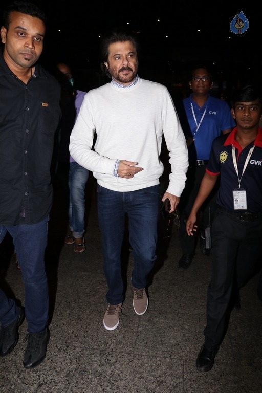 Bollywood Celebrities Spotted at Airport - 19 / 40 photos