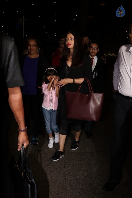 Bollywood Celebrities Spotted at Airport - 22 / 40 photos