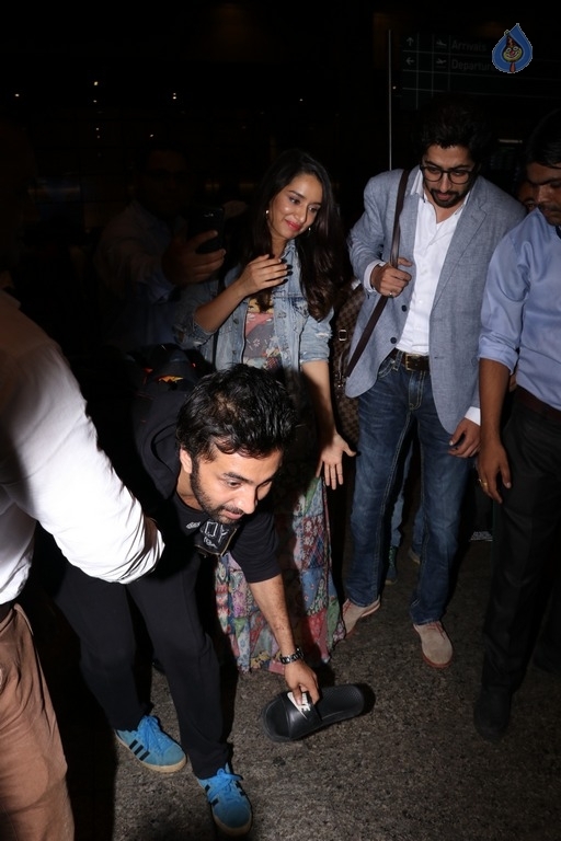 Bollywood Celebrities Spotted at Airport - 23 / 40 photos