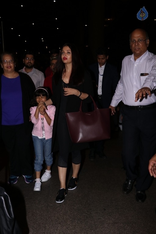 Bollywood Celebrities Spotted at Airport - 25 / 40 photos