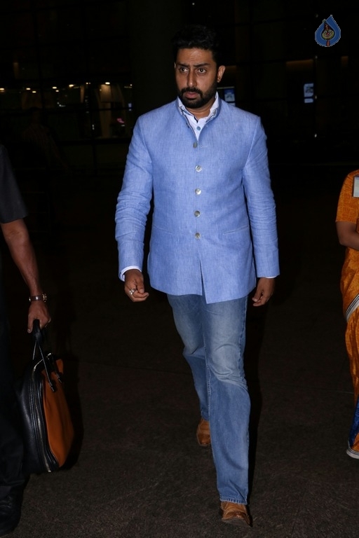 Bollywood Celebrities Spotted at Airport - 27 / 40 photos