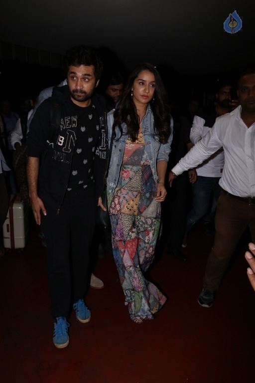 Bollywood Celebrities Spotted at Airport - 28 / 40 photos