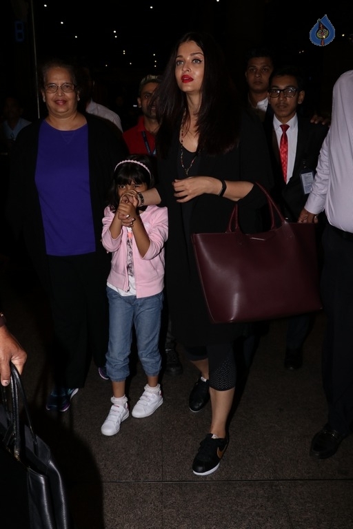Bollywood Celebrities Spotted at Airport - 31 / 40 photos