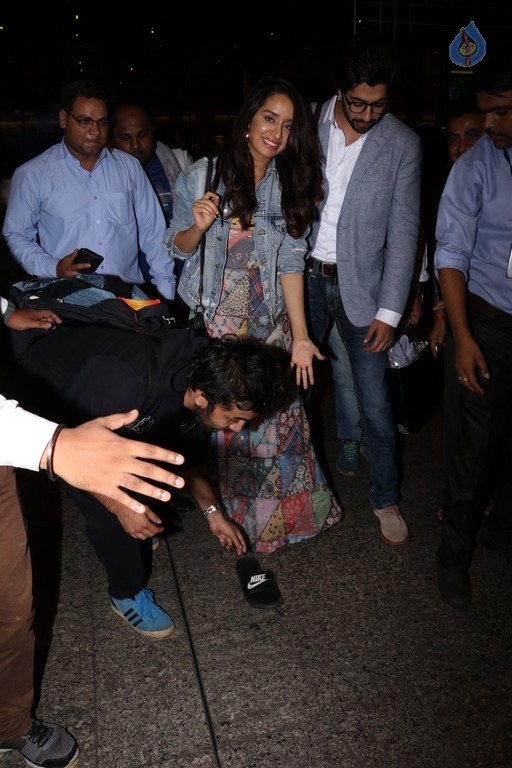 Bollywood Celebrities Spotted at Airport - 33 / 40 photos