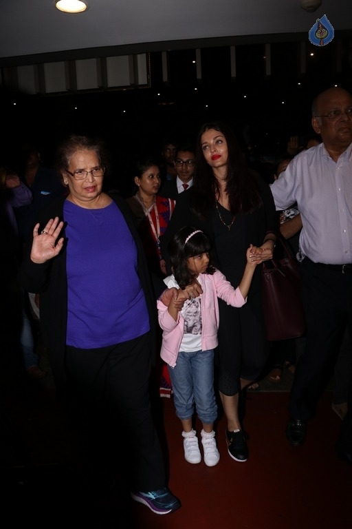 Bollywood Celebrities Spotted at Airport - 34 / 40 photos