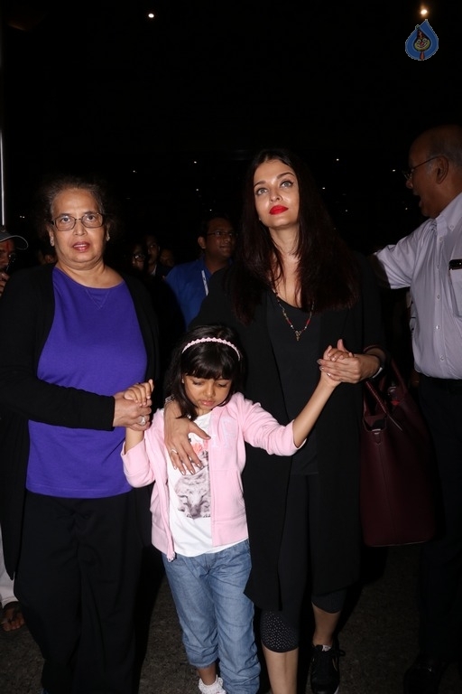 Bollywood Celebrities Spotted at Airport - 36 / 40 photos