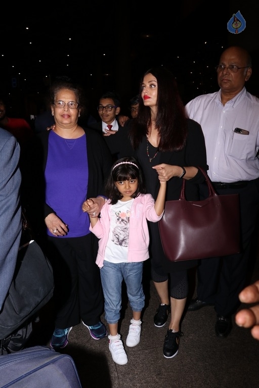 Bollywood Celebrities Spotted at Airport - 38 / 40 photos