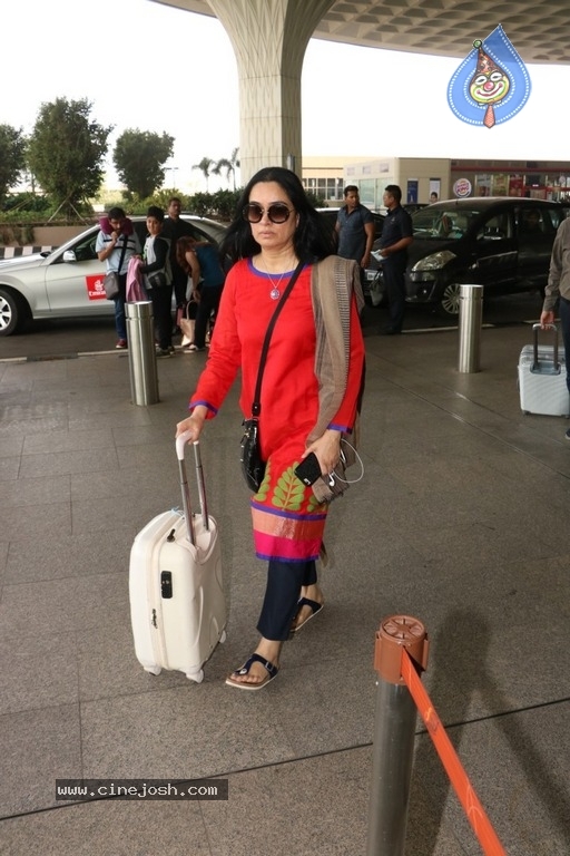 Bollywood Celebrities Spotted At Airport - 1 / 11 photos