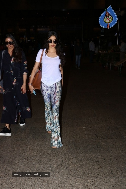 Bollywood Celebrities Spotted At Airport - 11 / 11 photos
