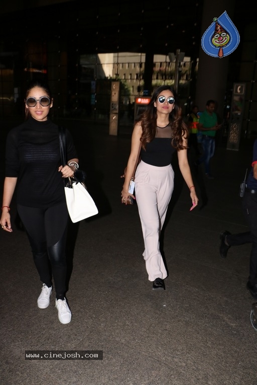 Bollywood Celebrities Spotted at Airport - 2 / 34 photos