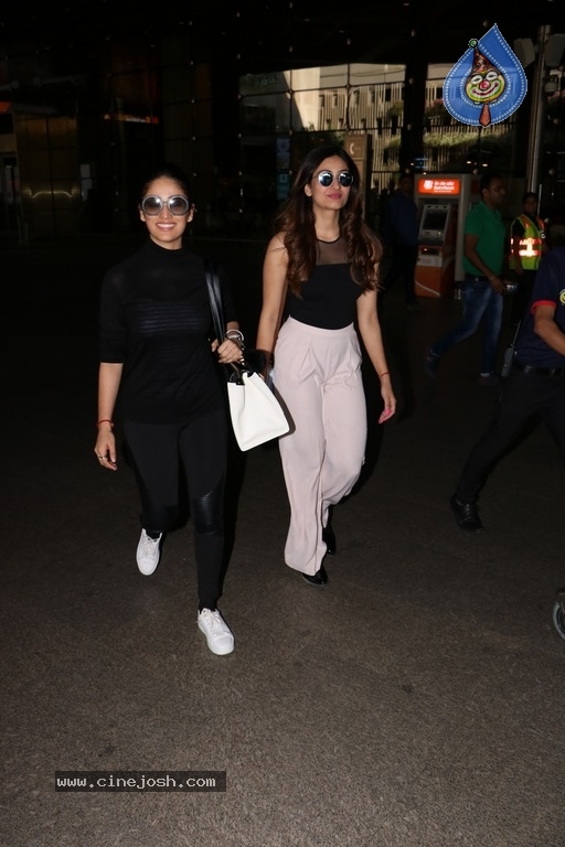 Bollywood Celebrities Spotted at Airport - 4 / 34 photos