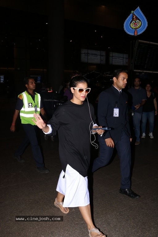 Bollywood Celebrities Spotted at Airport - 10 / 34 photos