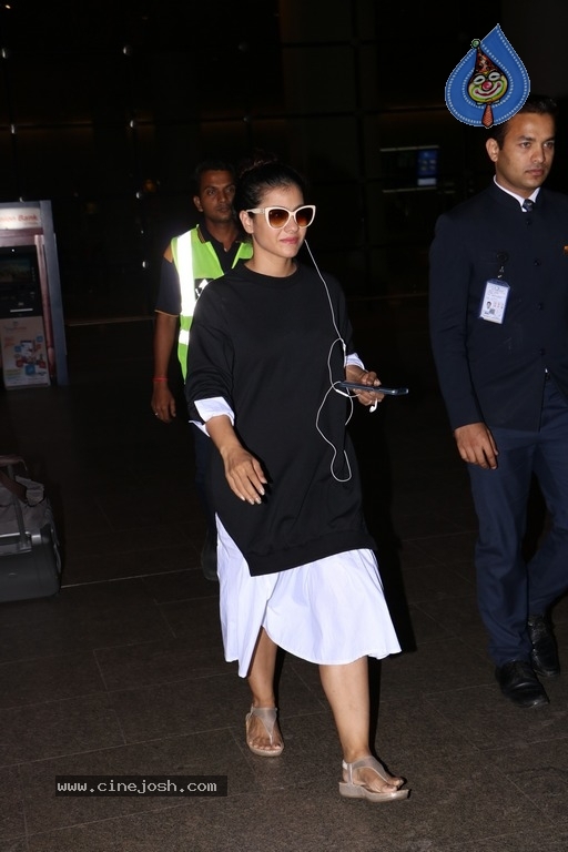 Bollywood Celebrities Spotted at Airport - 13 / 34 photos